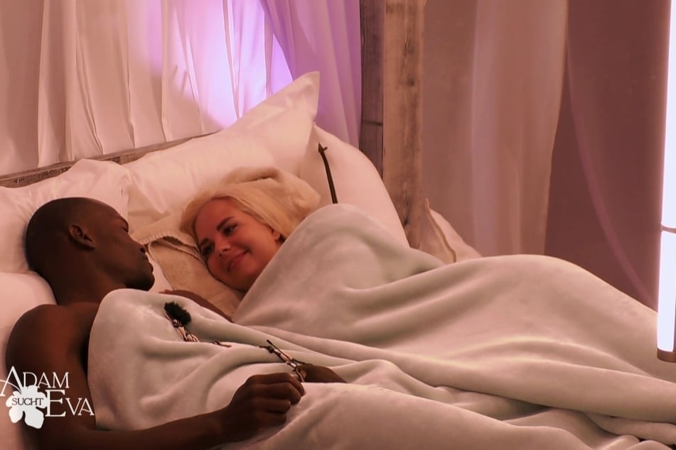 Sex-Couch Sandy (27) und Model Collins (34) genießen in der vierten Folge von "Adam sucht Eva" ihr Date im "Siebten Himmel".