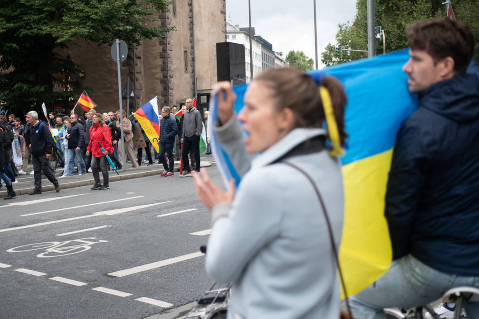 Parallel zur pro-russischen Demo gingen auch viele Menschen auf die Straße, um gegen den russischen Angriff auf die Ukraine zu demonstrieren.