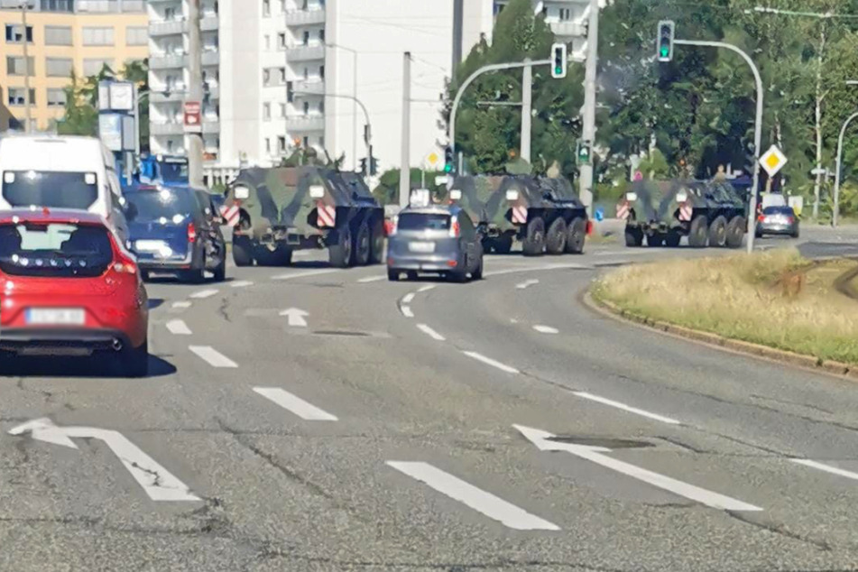 Drei Transportpanzer "Fuchs" fuhren über die Bahnhofstraße zur Zwickauer Straße.