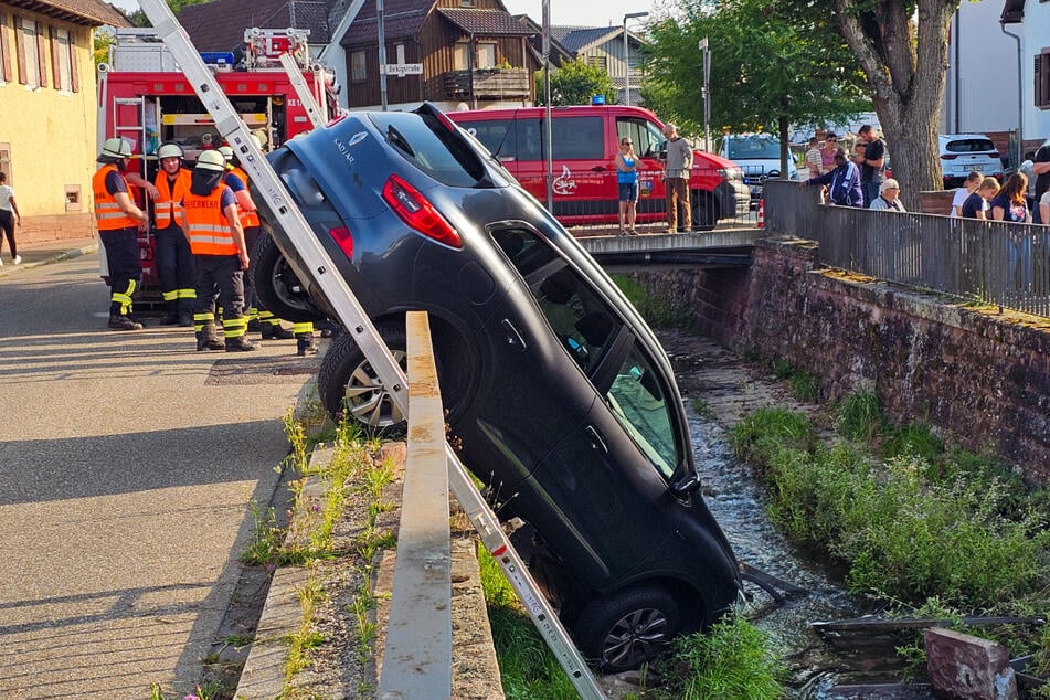 Nachdem er das Pfinzgeländer durchbrochen hatte, befand sich der Renault in einer gefährlichen Schräglage.