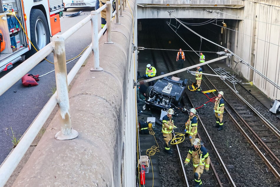 Ein Fahrzeug stürzte in den Außenbereich eines Stuttgarter Stadtbahntunnels.