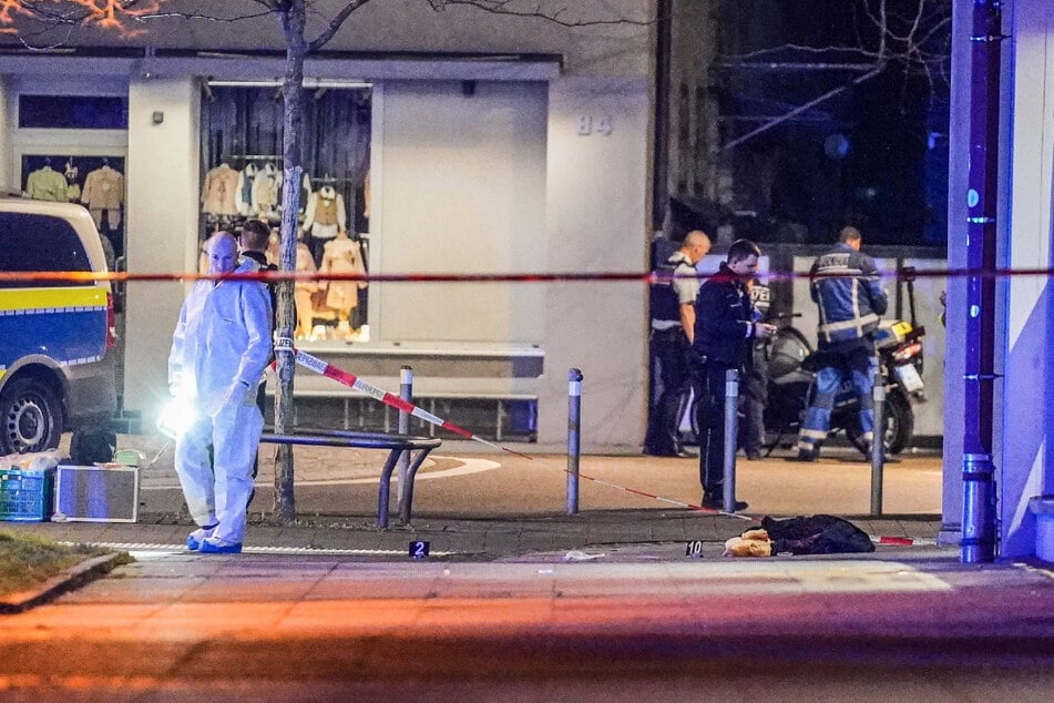 In Stuttgart sind am Freitagabend vor einem Lokal Schüsse gefallen – ein Mann wurde schwer verletzt.