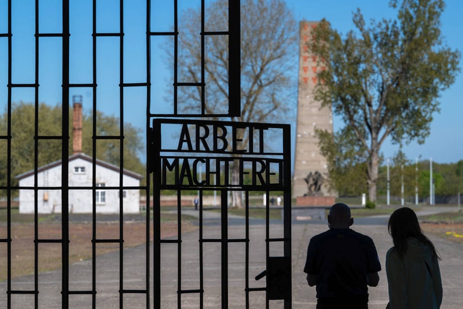 Gedenkstätten, wie im ehemaligen KZ Sachsenhausen, sind wichtige Orte für die Erinnerung an den Holocaust.