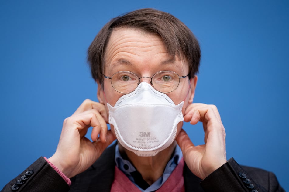 Gesundheitspolitiker Karl Lauterbach (58, SPD) sieht mehr Nutzen als Schaden in dem Astrazeneca-Impfstoff.
