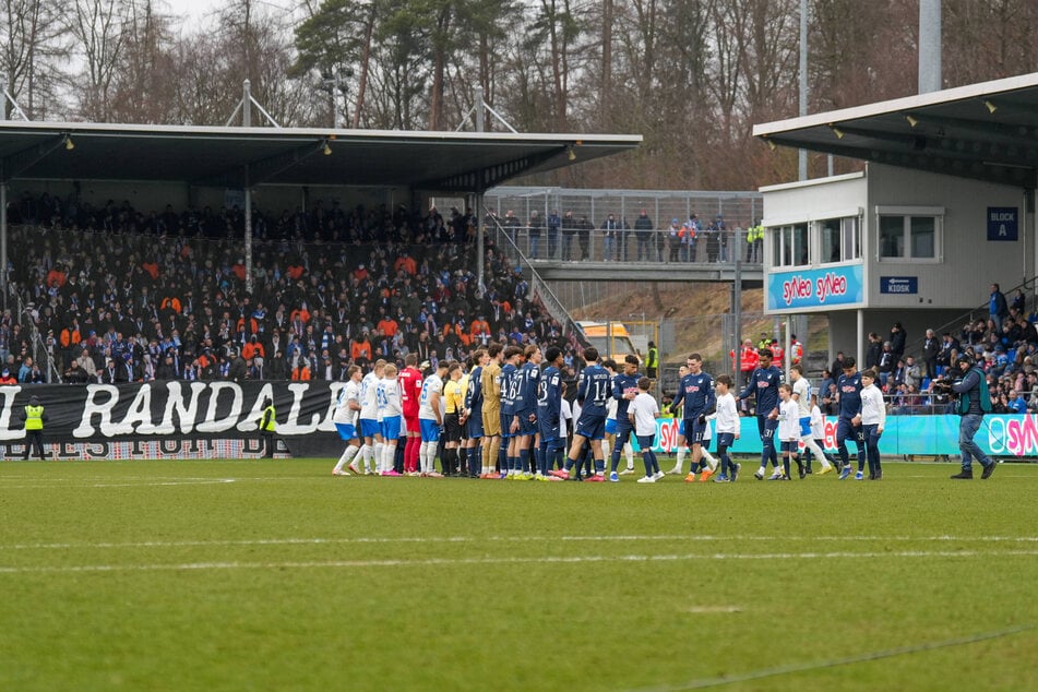 Bereits beim Einlaufen war die Choreo präsent. Zugleich zeigten sich auffällig viele Orange-gekleidete Vermummte im Gästeblock. Wollten sie das Stendal-Inferno nachstellen?