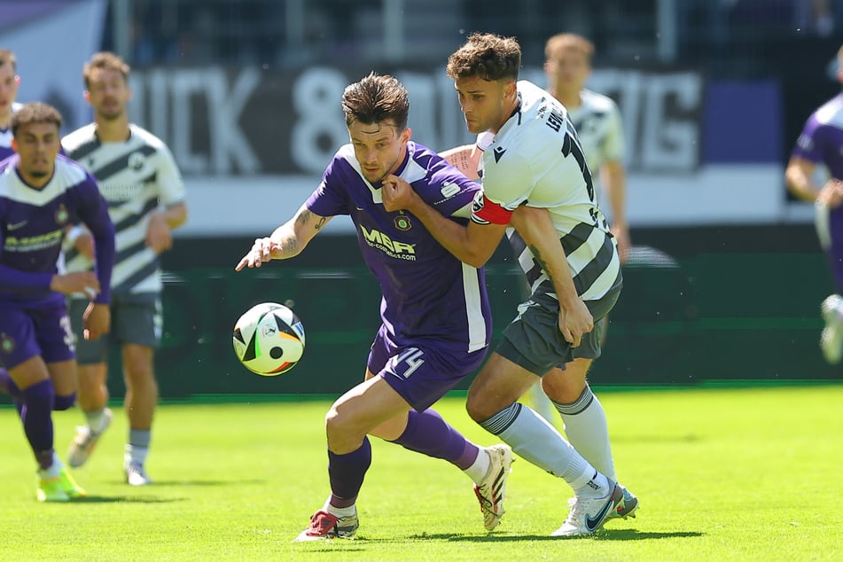 Die Partie gegen Sandhausen könnte für Boris Tashchy (31, l., gegen Jakob Lewald) das letzte Heimspiel für seine Veilchen gewesen sein.