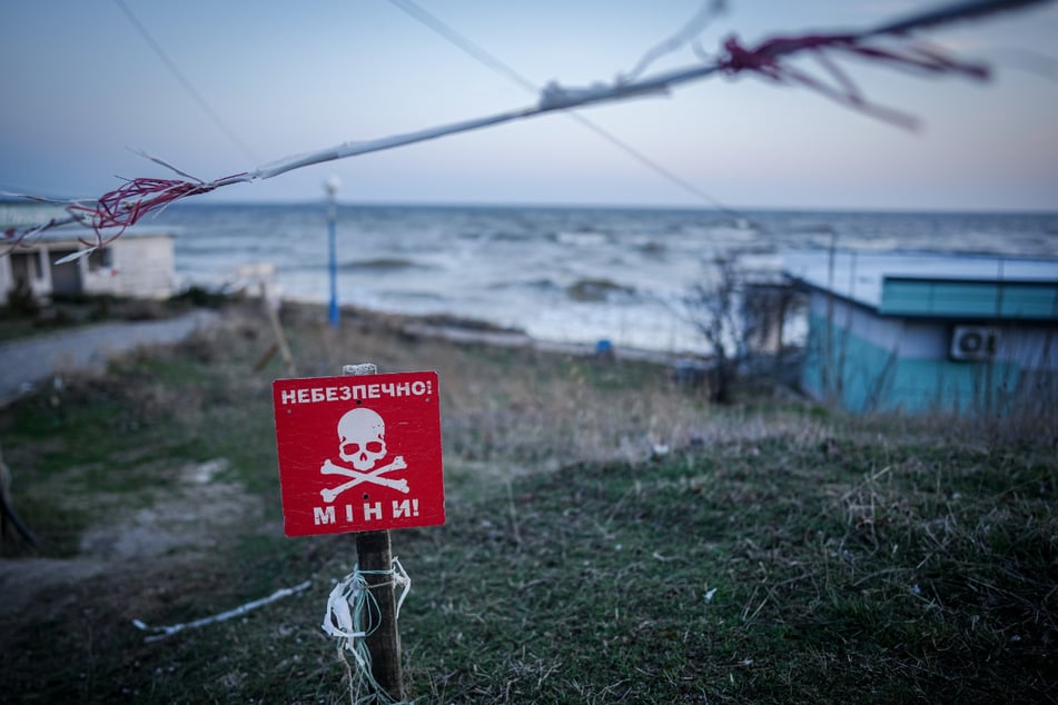 Stacheldraht und ein Hinweisschild für Minen sichern einen Strand östlich von Odessa am Schwarzen Meer.