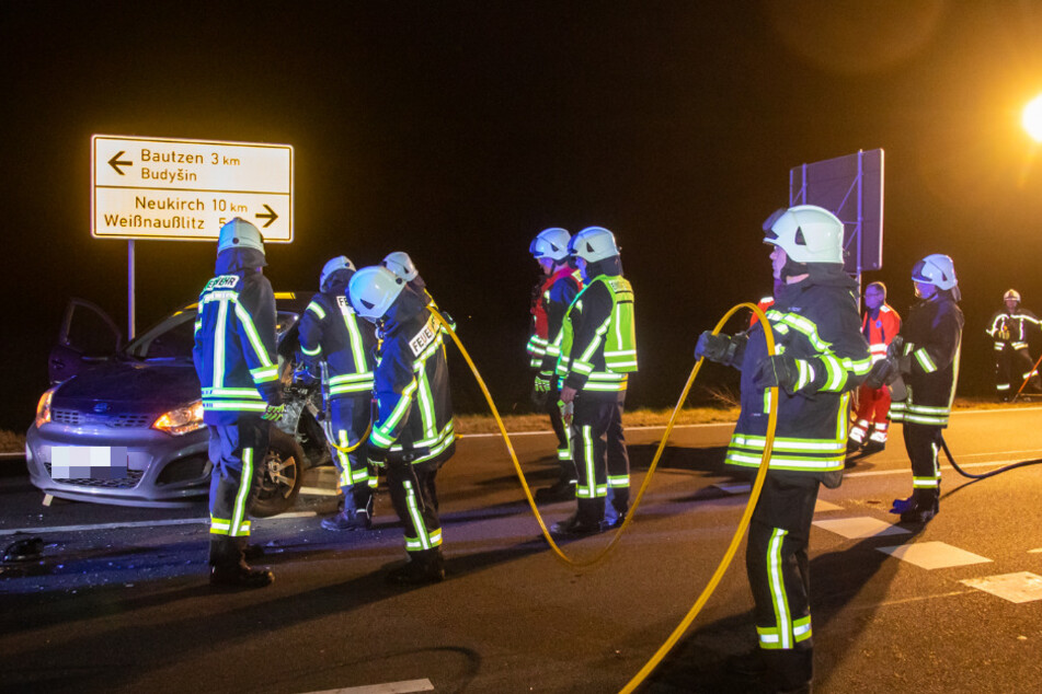 Die Kameraden der Feuerwehr kümmerten sich um den verunfallten Kia.