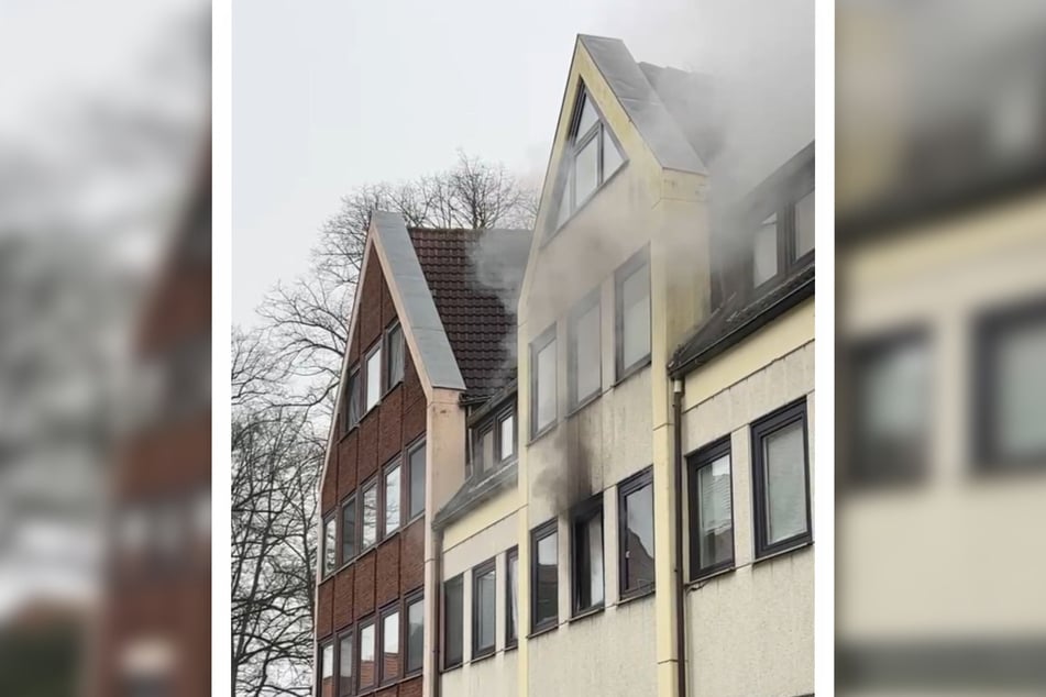 Beim Eintreffen der Einsatzkräfte drang bereits dichter Rauch aus der Wohnung.