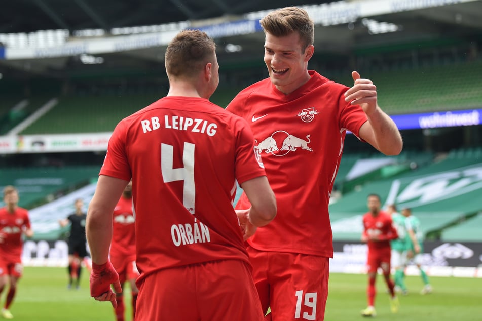 Alexander Sörloth (25, r.) bedankt sich nach seinem Tor zum 3:0 für RB Leipzig bei Vorlagengeber Willi Orban (28).