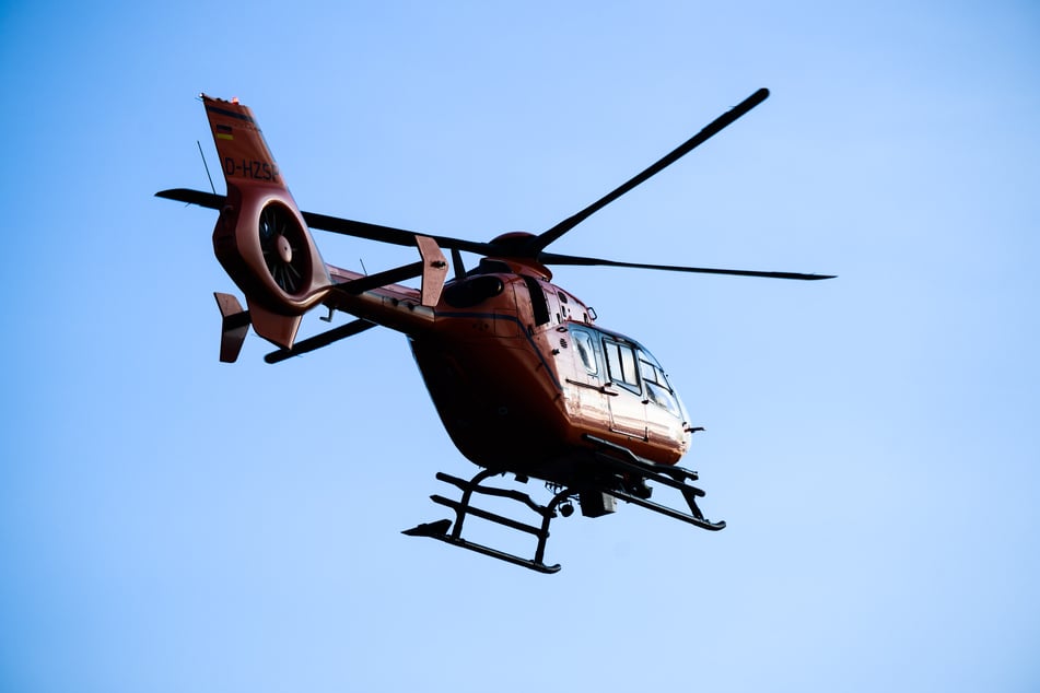 Die verletzte Polizistin wurde mit dem Rettungshubschrauber in eine Klinik geflogen. (Symbolbild)