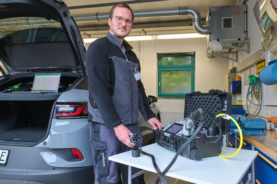 Michael Schwausch (35) ist einer der Prüfer des Eichamts. Mit seiner E-Ladesäulen-Messstation checkt er, ob ein Ladepunkt korrekt arbeitet.