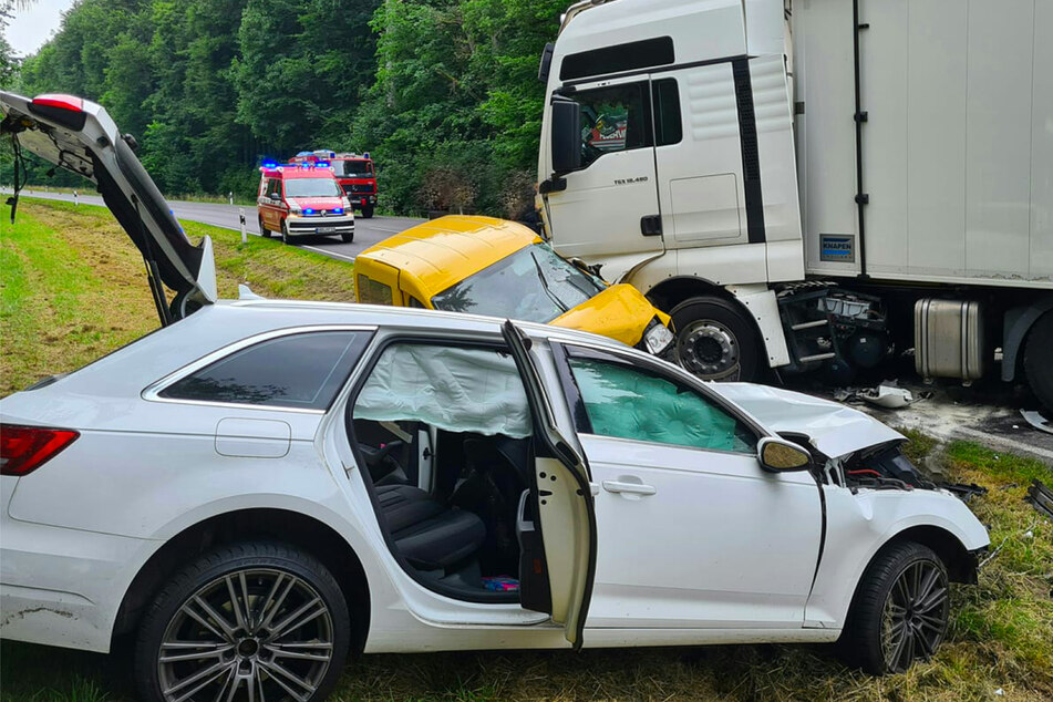 Autofahrer prallt im Gegenverkehr mit Lkw und Caddy zusammen: 21-Jähriger stirbt