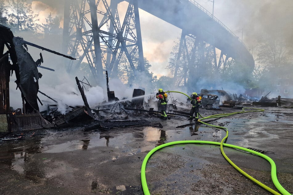 Die Flammen zerstörten mehrere Gebäude.