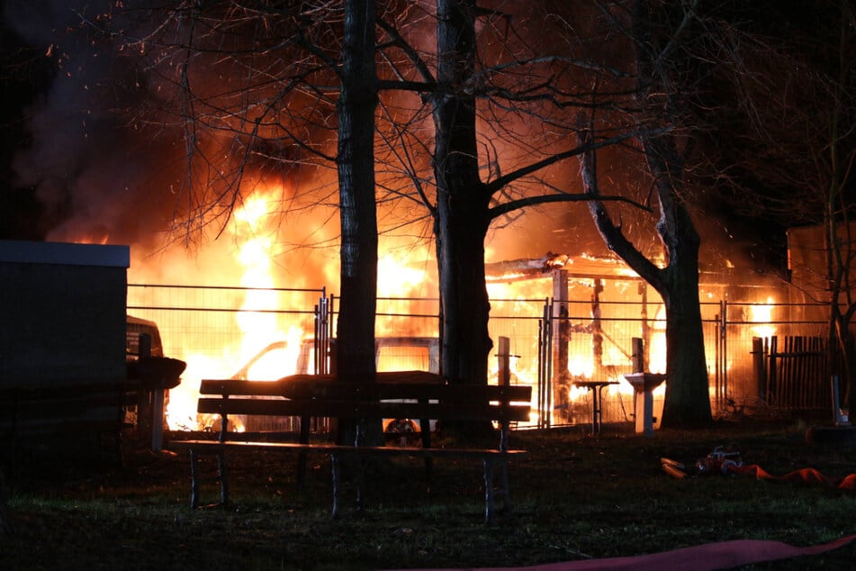 Flammen peitschen bei einem Gebrauchtwarenhändler in Leipzig-Mockau: Mehrere Fahrzeuge brannten am frühen Mittwochmorgen.