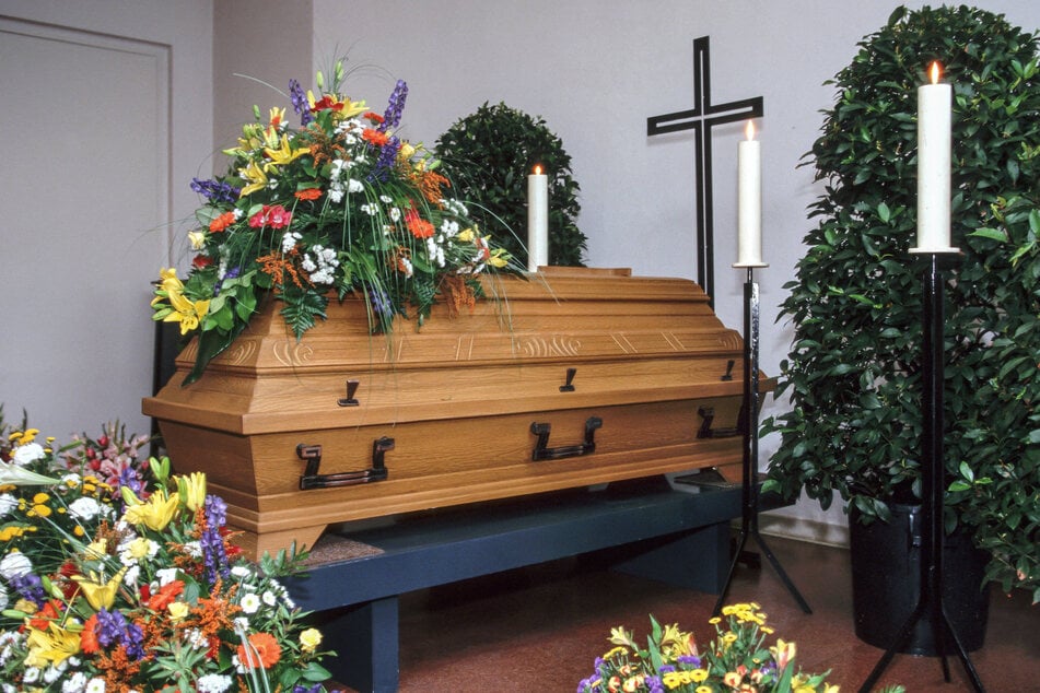 Selbst im Sarg ist man heute nicht mehr vor Abzocke sicher. (Symbolbild)