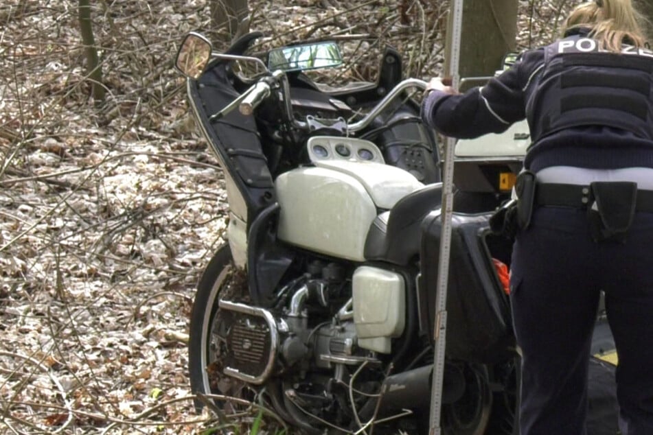 Das Motorrad stand nach dem Unfall in einem angrenzenden Waldstück der Neusser Landstraße in Köln-Fühlingen.