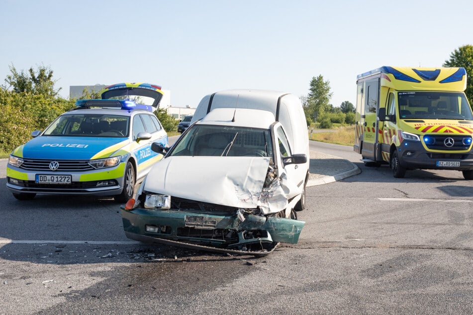 Der VW-Caddy wurde an der seitlichen Vorderfront beschädigt.