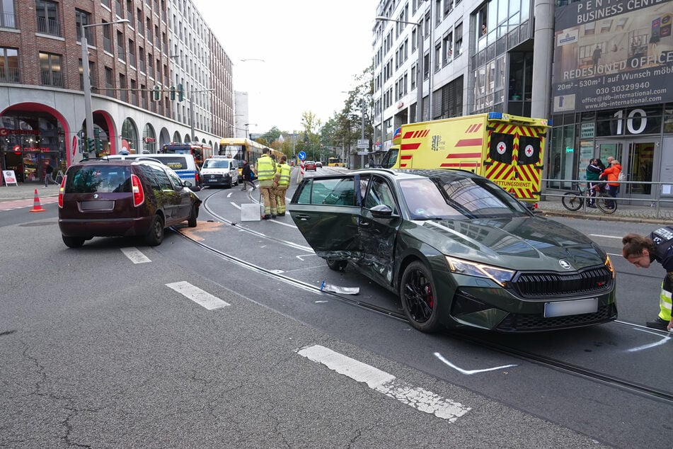 Die beiden Unfallfahrzeuge blockierten die Bahnschienen. Für die Straßenbahnen und Busse war hier kein Durchkommen mehr.