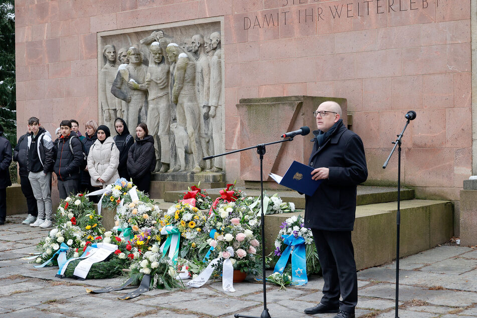 In Chemnitz wurde am Freitag an die Opfer des Nationalsozialismus erinnert. OB Sven Schulze (51, SPD) hielt eine Rede.