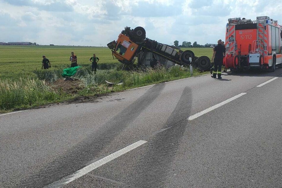 Aus bisher ungeklärter Ursache verlor der Fahrer die Kontrolle über den Lastwagen.