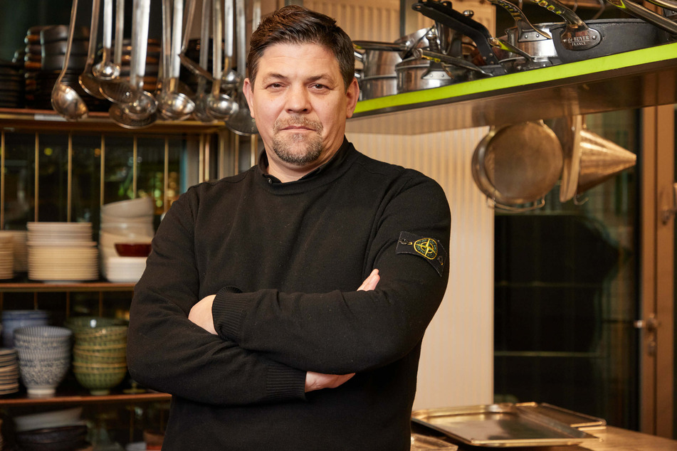 Fernsehkoch Tim Mälzer (50) steht in der Küche seines Restaurants "Die Gute Botschaft".
