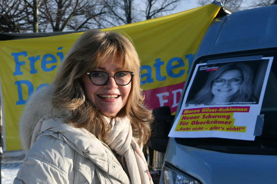 Maren Gilzer (62) bei einem Wahlkampftermin vor ihrem Info-Mobil. Zu Gast im "Riverboat" sprach die Schauspielerin nun über ihre Bürgermeisterkandidatur.