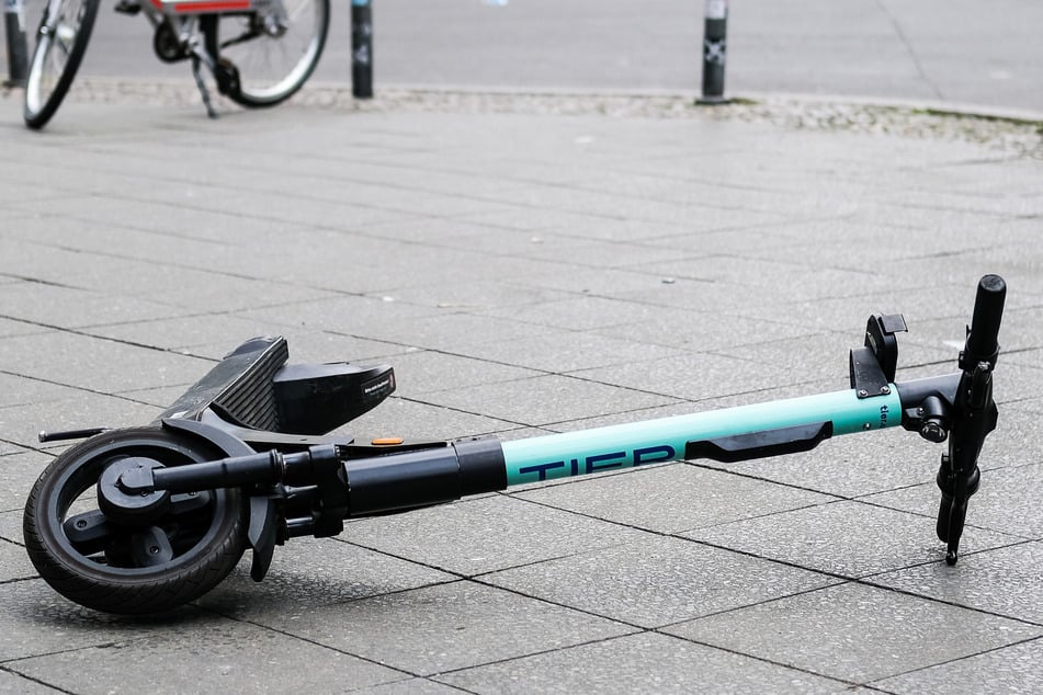 Die Frau stürzte auf die Straße. (Symbolbild)