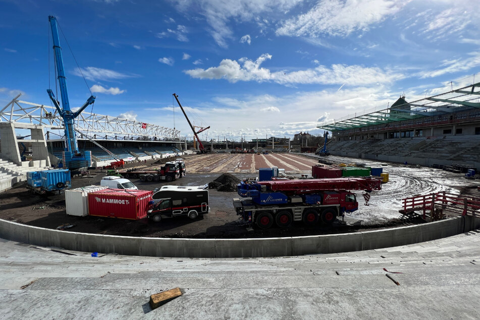 Ein Blick in das weite Rund des neuen Steyer-Stadions. Links die Nordtribüne samt montierten Träger. Übrigens: Neun Laufbahnen werden gebaut. Ihre Farbe? Rot.