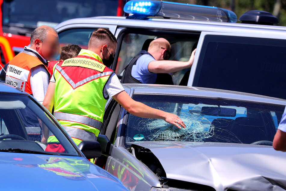 Einsatzkräfte begutachten den Unfall.