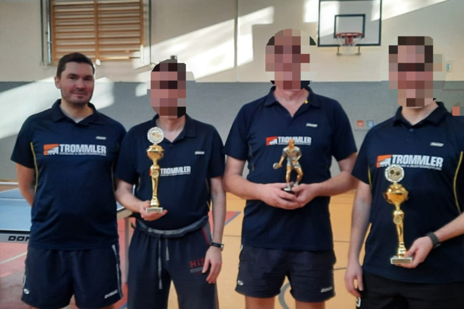"Bester Tischtennisspieler in Bernsbach": Eric L. (39, l.) vor einem Jahr mit seinen Sportkameraden nach einem Pokalsieg.