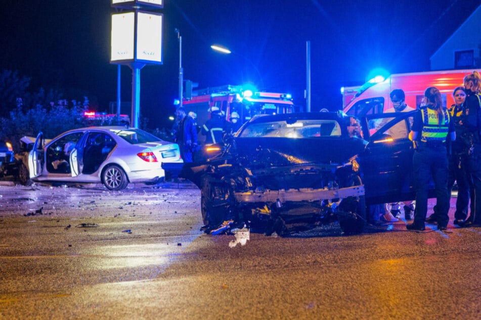 Die Fahrzeuge stießen auf der Kreuzung frontal zusammen.
