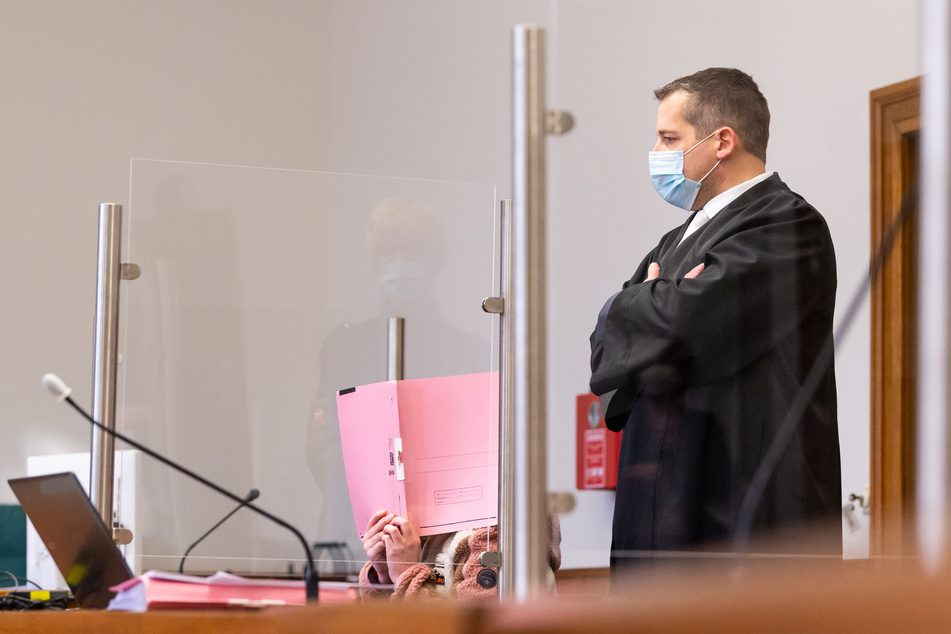 Die Angeklagte (22, l.) sitzt neben ihren Anwalt Moritz Klay im Landgericht.
