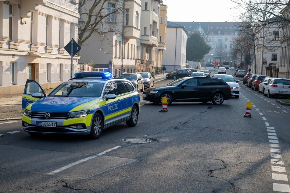 Mehrere ungeduldige Autofahrer drängelten sich an der Unfallstelle vorbei.
