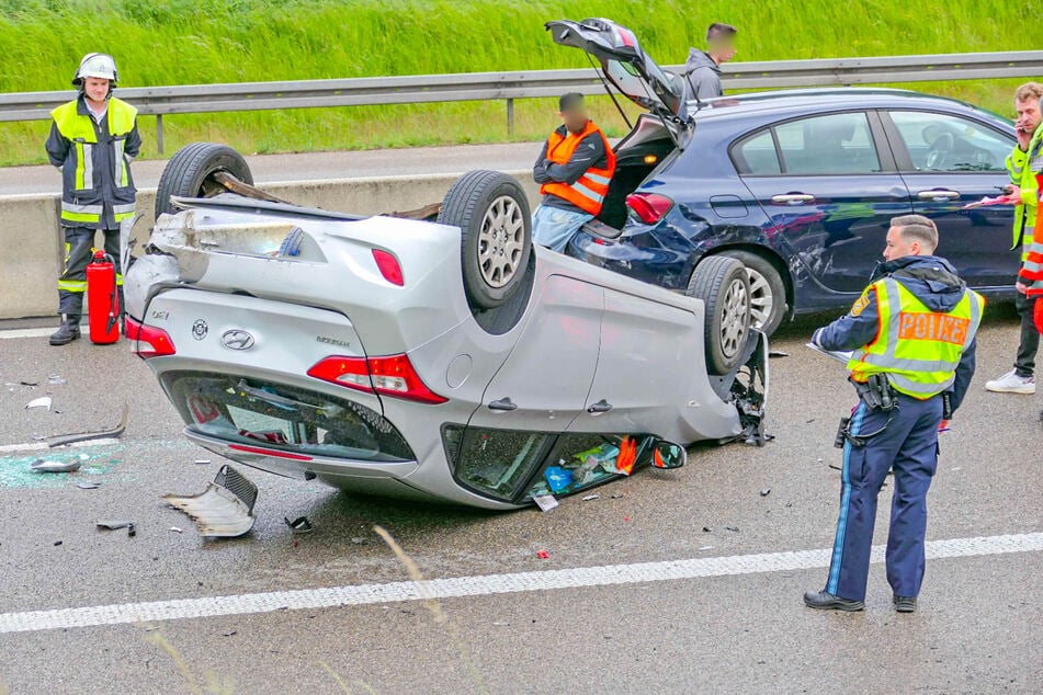Der Honda des Unfallverursachers überschlug sich und blieb auf dem Dach liegen.