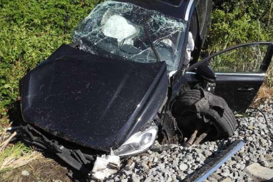 Die 20-jährige Fahrerin konnte sich verletzt aus dem Auto befreien.