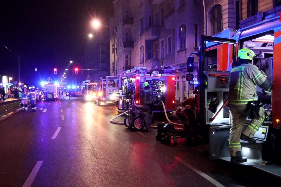 Dutzende Feuerwehrleute rückten in der Nacht auf Samstag nach Berlin-Friedrichshain aus.