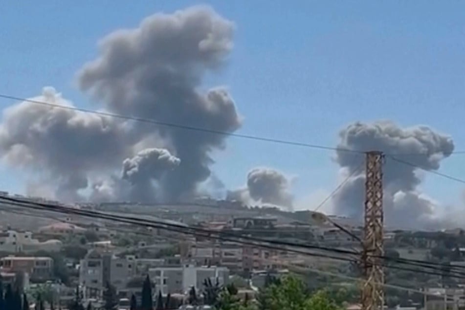 Dieses Standbild aus einem Video zeigt Rauch der nach israelischen Luftangriffen am Hügel aufsteigt. (Archivbild)