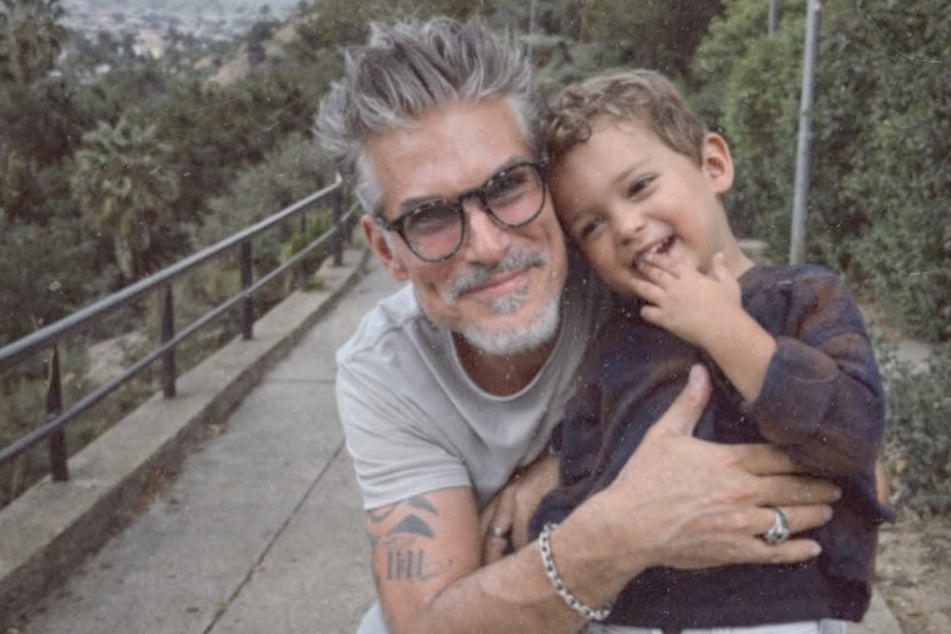 Chris Töpperwien muss sich aktuell wieder mit der Kritik einer Fremden herumschlagen, die das Outfit seines Sohnes bemängelt hat.