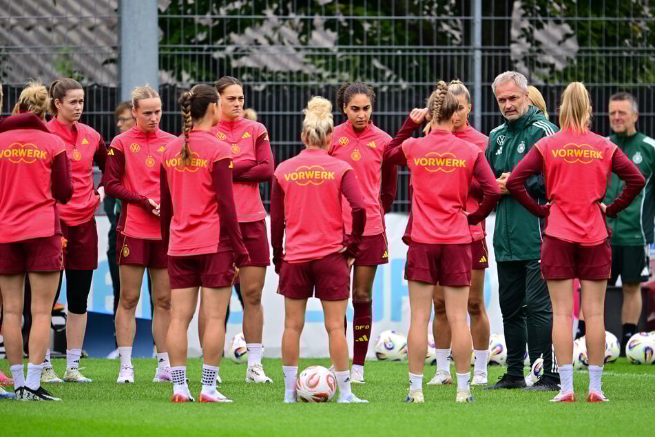 Zwei Tage vor dem Halbfinale gegen Spanien konnten Franziska Kett, Rebecca Knaak und Giovanna Hoffmann nur individuell trainieren.