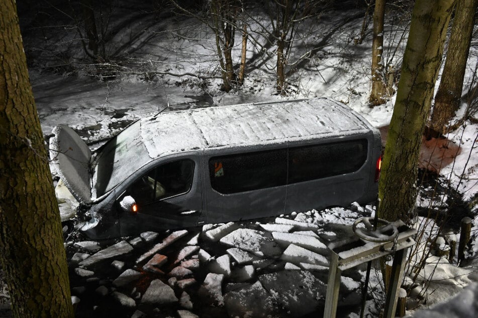Der Fahrer wurde von Anwohnern aus dem Teich gerettet.