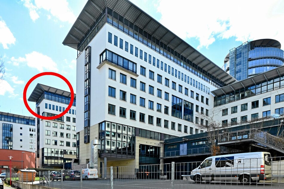 Mit seinem Geschäftsbereich ist der Baubürgermeister im achten Stock direkt unterm Flachdach beherbergt. Die Stadtverwaltung verlängert die Mietverträge mit dem WTC nicht, zieht stattdessen auch in die Cityherberge.