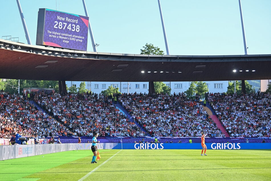 Ausverkaufte Stadien sind bei der EM der Fußballerinnen in der Schweiz der Standard. Nun wurde schon vor dem Finale eine Rekordmarke überboten.