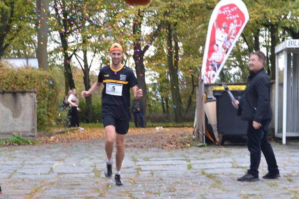 Nic Ihlow erreichte als erster Läufer das Ziel. Das Rennen am Samstag war erst sein zweiter Marathon. Tolle Leistung!