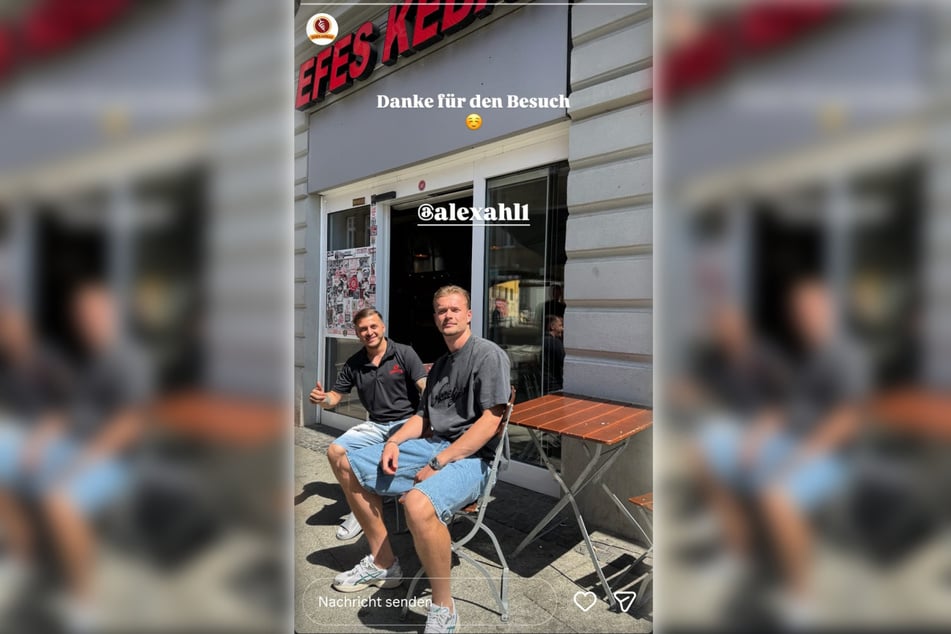 Magdeburg-Stürmer Alexander Ahl-Holmström (27) chillt bei "Efes" in Cottbus. (Story vom 28. Mai 2026)