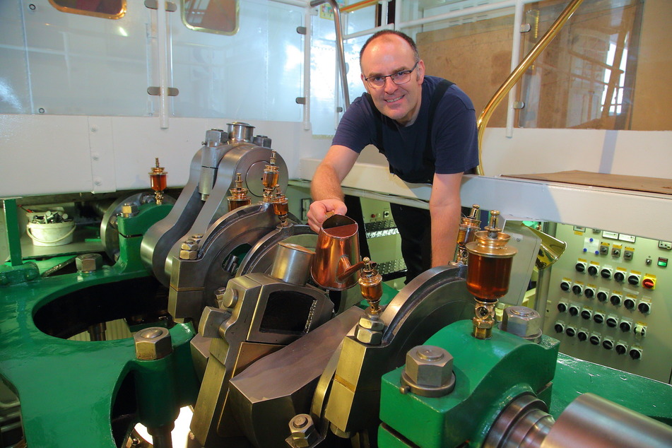 Maschinist Michael Kaiser (47) ölt die Lager der Dampfmaschine.