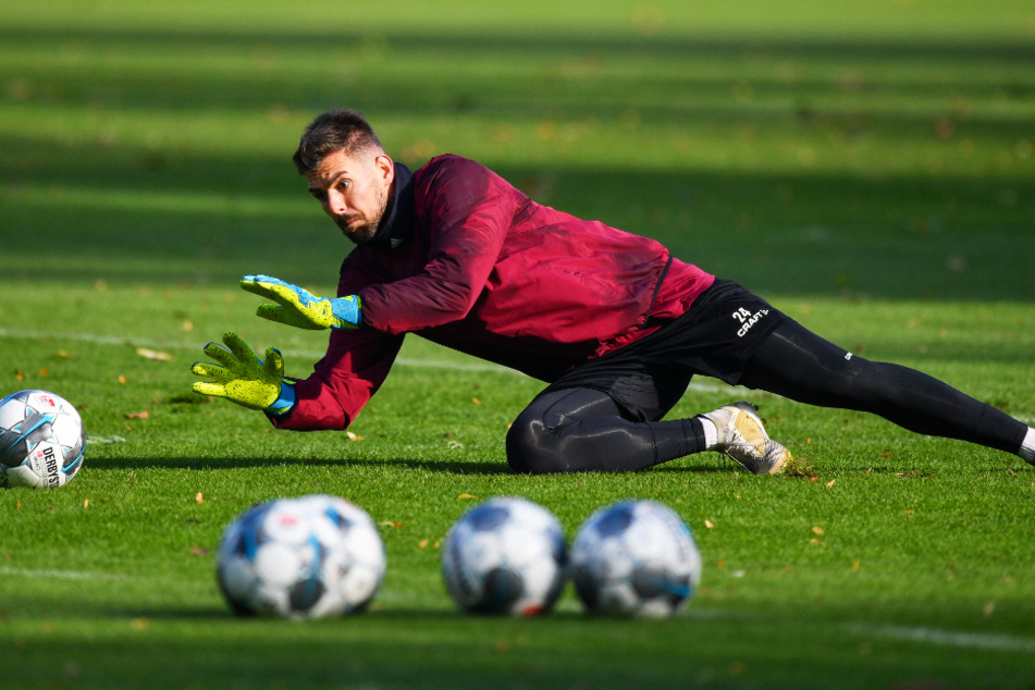 Patrick Wiegers während des Training. Der Kontrakt des Torhüters bei Dynamo läuft am 30. Juni aus. In der aktuelle Corona-Situation ist völlig unklar, ob Wiegers bleiben darf. Er würde gern ...