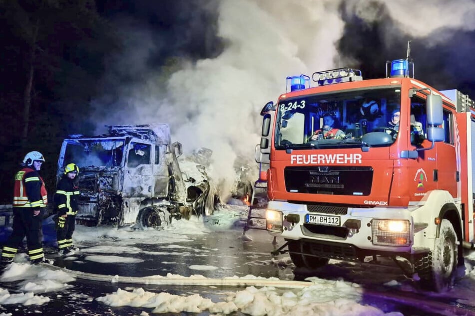Der Fahrer schaffte es noch sich rechtzeitig in Sicherheit zu bringen.