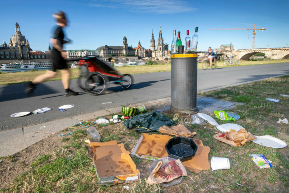 Zeichen der Pandemie-Zeit: Nicht nur am Elbufer sammeln sich unachtsam "entsorgte" To-go-Verpackungen.