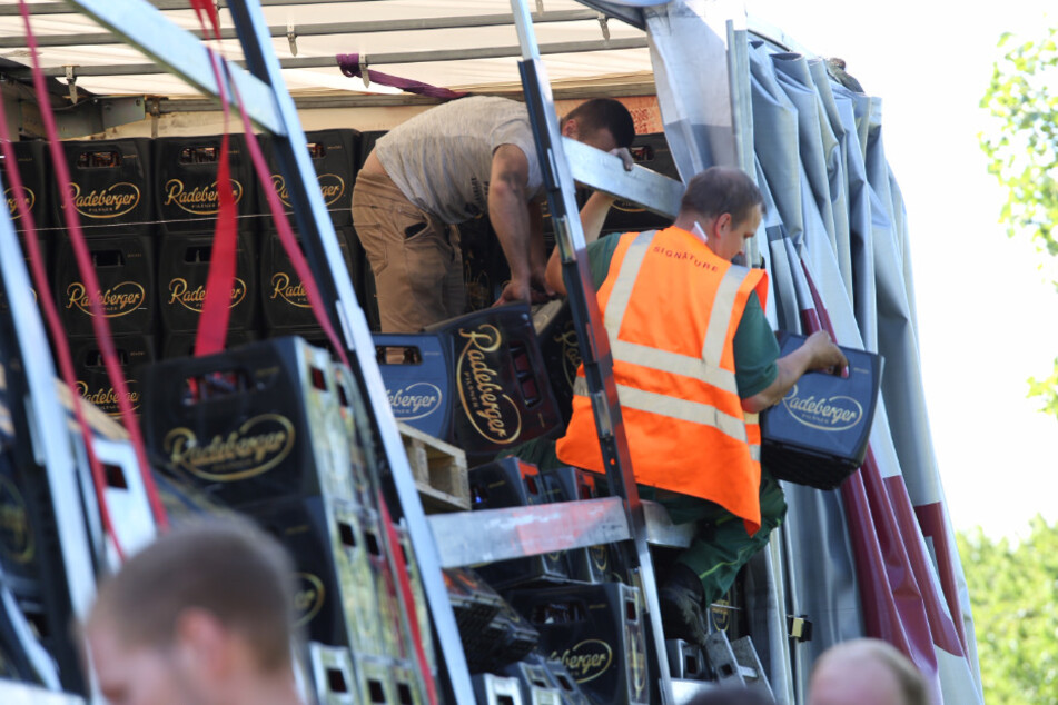 Anpacken! Die Kisten mussten in einen Ersatz-Lkw geladen werden.